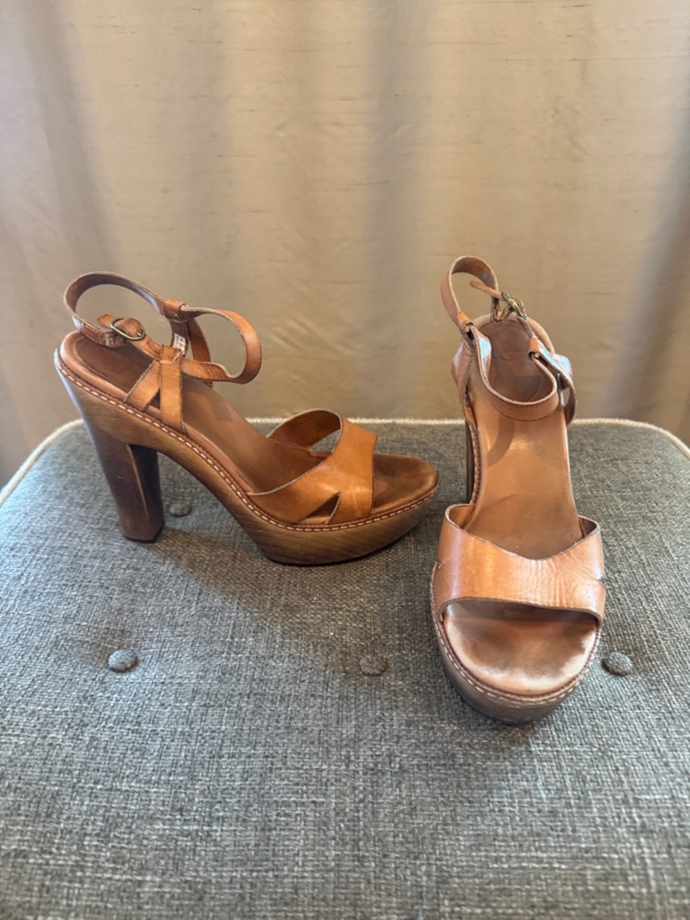 UGG tan/ nude Leather Platform Sandals